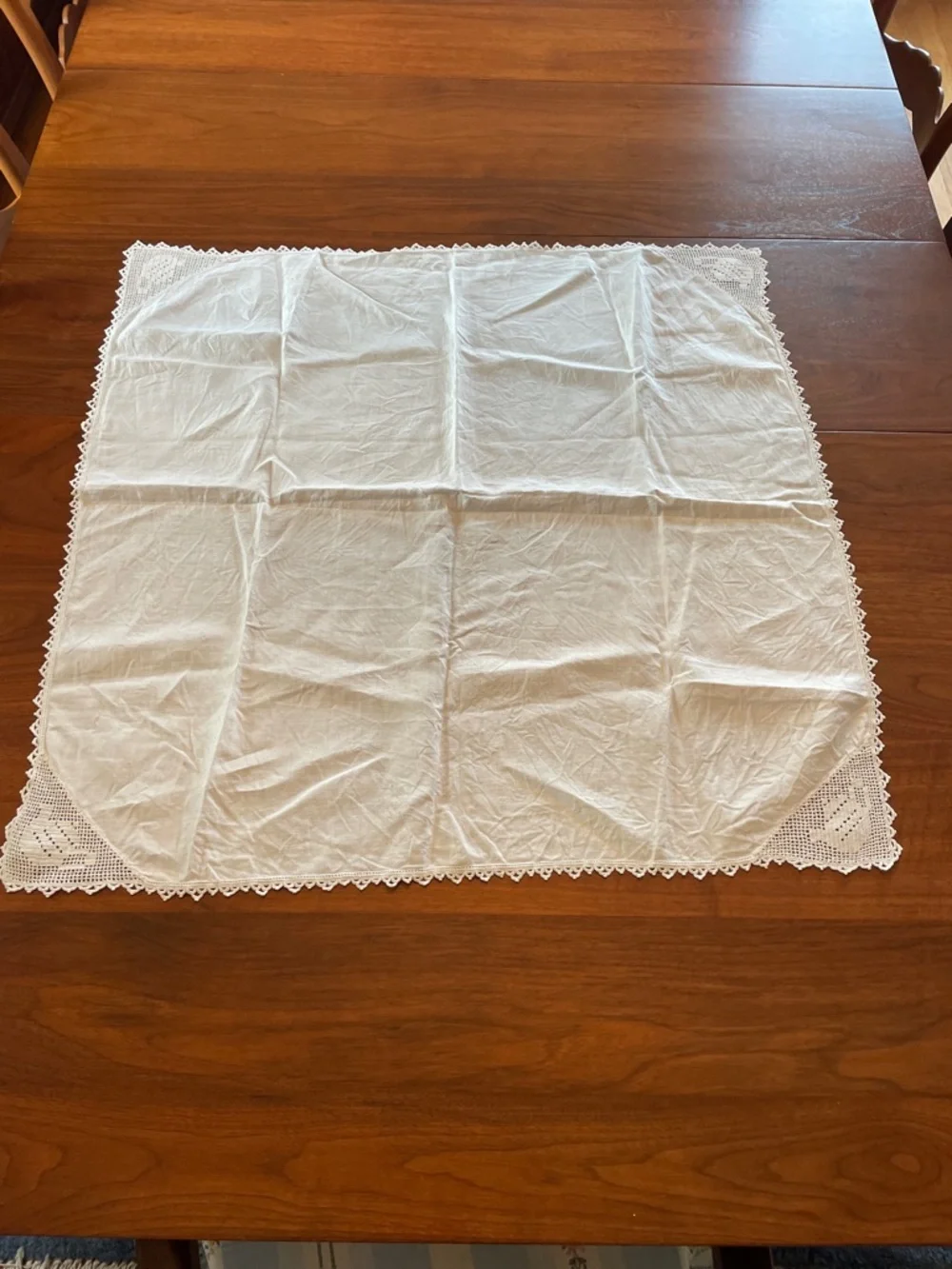 VINTAGE White Tea Pot Crocheted Edge Square Tablecloth @ 31”x 31”